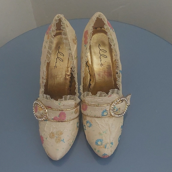 Marie Antoinette Style Cream Heels with Decorative Detailing - Picture 1 of 6
